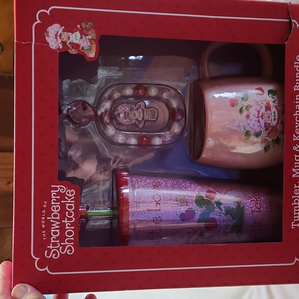 **NWT** STRAWBERRY SHORTCAKE tumbler ,mug And Keychain Bundle - Picture 2 of 5